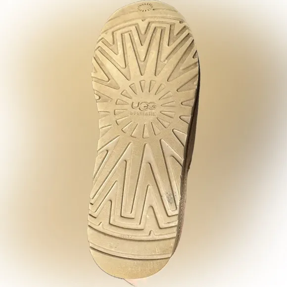 EUC UGG Australia Classic Short Boots | 8