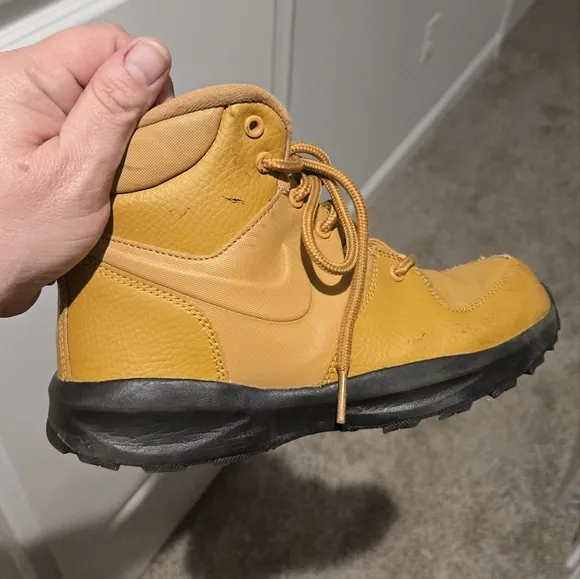 Nike boys Manoa Boot size 3Y