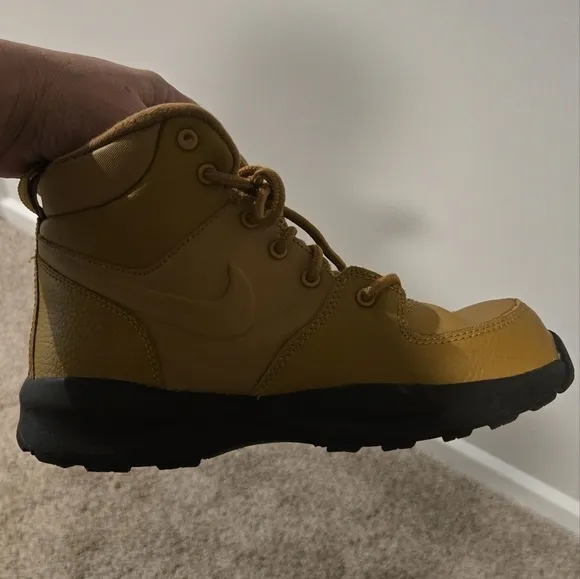 Nike boys Manoa Boot size 3Y