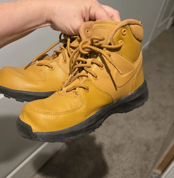 Nike boys Manoa Boot size 3Y