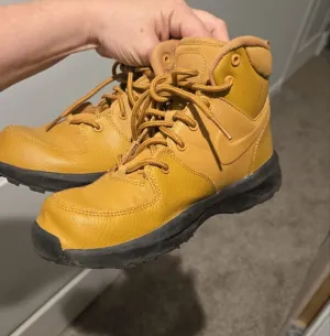 Nike boys Manoa Boot size 3Y