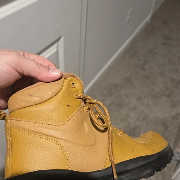 Nike boys Manoa Boot size 3Y