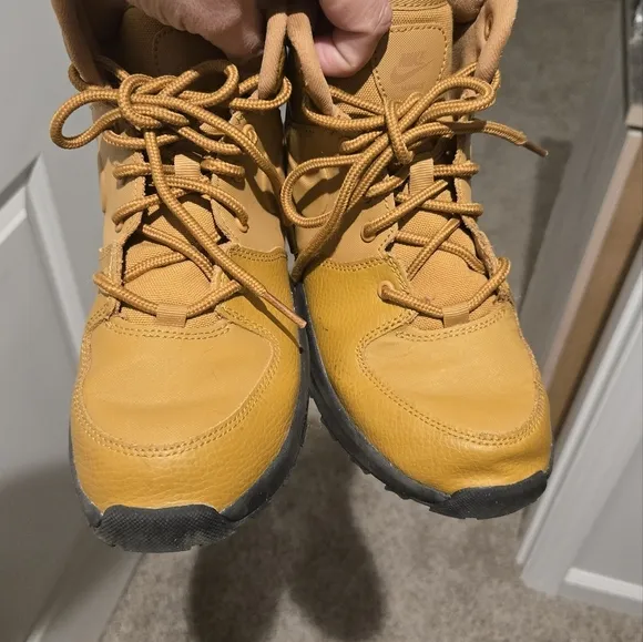 Nike boys Manoa Boot size 3Y